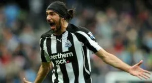 За благодарност: Нюкасъл изрита на улицата Хонас Гутиерес