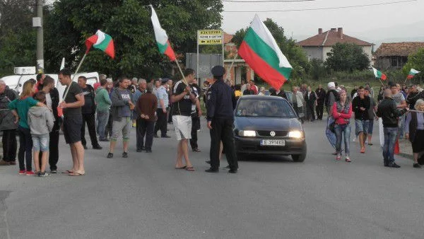 Роми събарят доброволно незаконни къщи в Гърмен