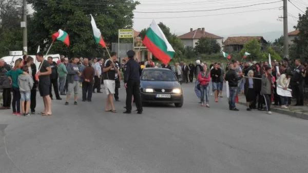 След балотажа протестите срещу ромите в Гърмен се подновяват