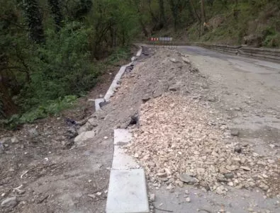 Пътят до Асеновата крепост и три асеновградски села остава затворен