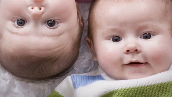 Британка отиде до тоалетната и роди близнаци