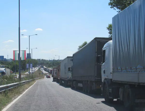 Колони от автомобили чакат да преминат през Дунав мост-Русе