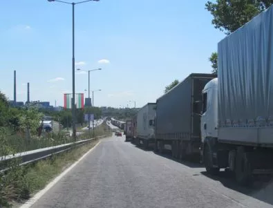 Гранична полиция с препоръка към шофьорите заради блокадата на Дунав мост