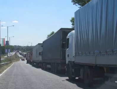 Има опашки от камиони и от двете страни на Дунав мост II