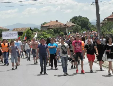 В Гърмен отново протестираха срещу незаконните ромски постройки