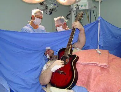 Мъж свири на китара, докато оперират мозъка му