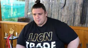 Тежък противник за Аоияма на старта на "Аки башьо"