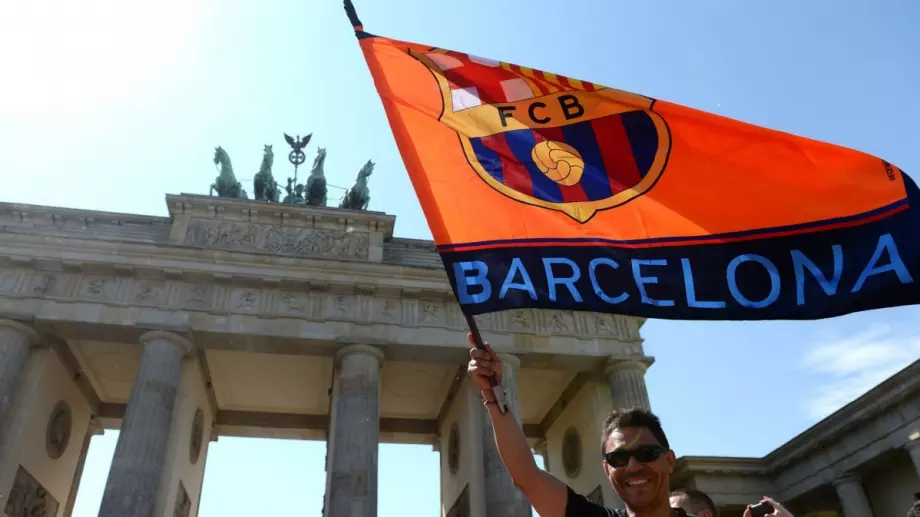 ВИДЕО: Фенове атакуват играчите на Барселона на клубната база