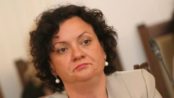 Ивелина Василева се спря и не каза, че медузите били виновни на Черноморието ни