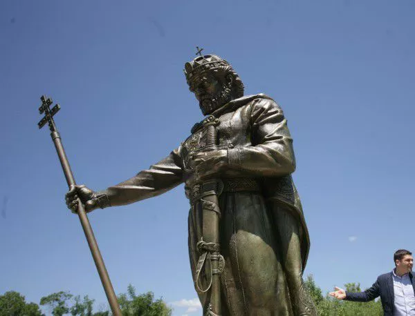 Скулптурата на Цар Самуил с фосфоресциращите очи е пред "Света София"