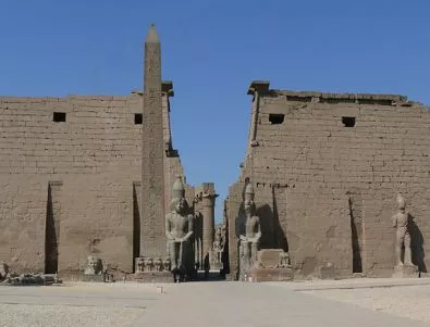 Атентатор се взриви в храмовия камплекс Луксор в Египет