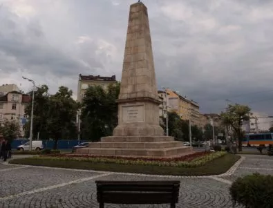 Оставят паветата на Руски паметник, ще пазят от джигити