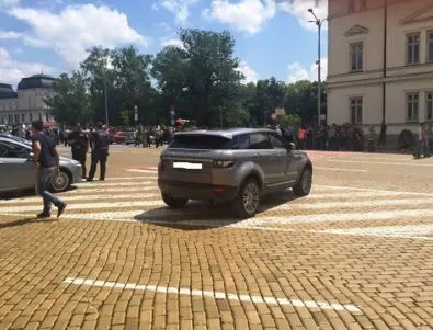 Безобразие: Вижте как Йордан Цонев паркира пред НС