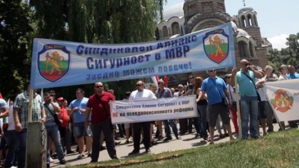 Полицаите протестират с инвалидни колички и захар