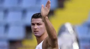 Примадоната Роналдо тренира с крем на лицето (СНИМКИ)