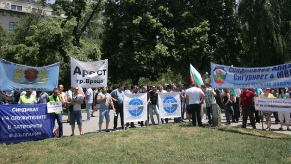 Полицаите продължават да протестират - с палатков лагер