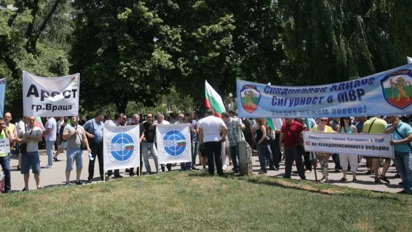 Униформени кибици пак клатят държавата!