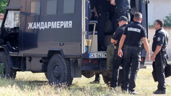 В "Овча купел" бранят бежанците с ГКПП-та, водомети и конна полиция