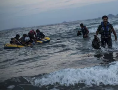 Само през Средиземно море в Европа са пристигнали 473 000 бежанци