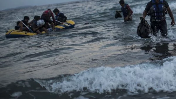 Само през Средиземно море в Европа са пристигнали 473 000 бежанци