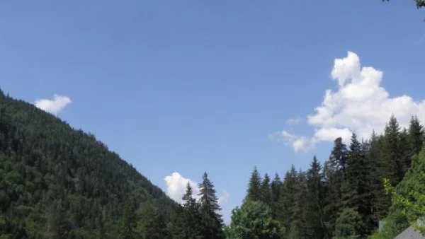 Слънчево, но с дъжд в планините на Западна България 