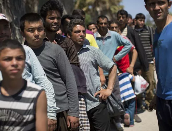 Близо 600 мигранти са се опитали да минат през тунела под Ламанша