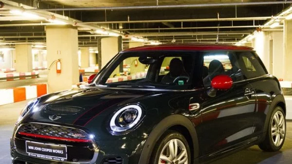 MINI John Cooper Works застава на старт в България