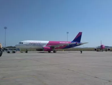 Самолет на Wizz Air кацна аварийно заради спукано стъкло