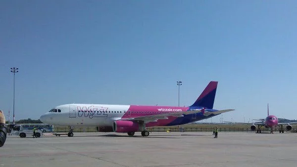 Самолет на Wizz Air кацна аварийно заради спукано стъкло