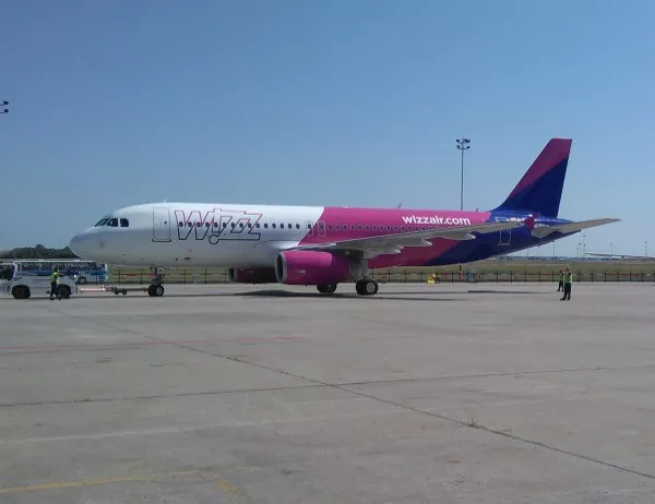 Самолет кацна принудително в София заради удар от мълния