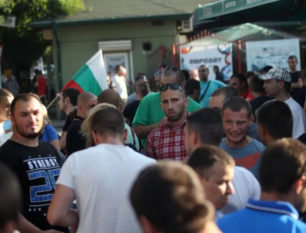 Протестиращите в "Орландовци" искат изселване на ромите