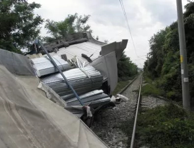 Камион падна на жп релсите край Дупница, има един убит