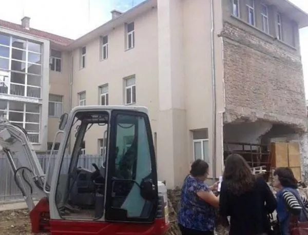 Срути се и стената на втория етаж на училището в Казанлък