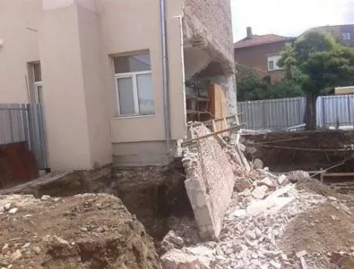 Строителни експерти умуват за срутеното крило на гимназия в Казанлък 