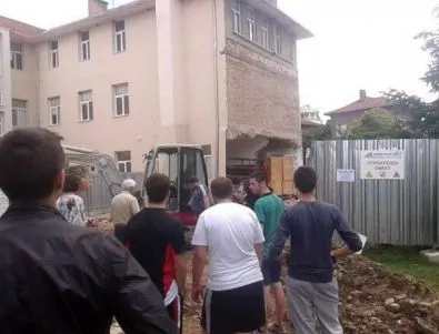 Срутването на стена на гимназията в Казанлък не е довело до сериозни щети