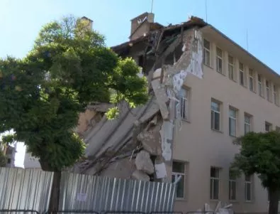 Аварийни мерки при обследване сградата на срутената гимназия в Казанлък 