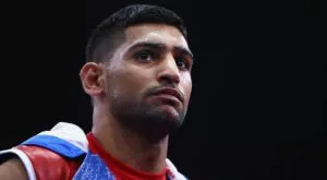 Мейуедър бяга от бой с Амир Хан