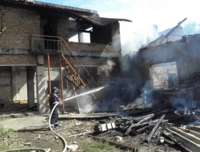 Дърводелски цех изгоря в село Баня