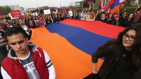 Полицията в Ереван е била журналисти по време на протестите 