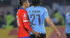 ВИДЕО: Вижте реакцията на Кавани, когато му пъхнаха пръст там, където не трябва 