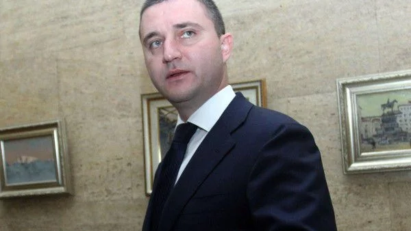 Горанов: Полицаите да не напускат, 20-те заплати остават