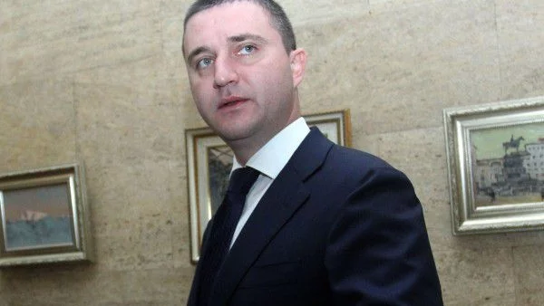 Горанов: Данъкът за стари автомобили трудно ще се промени