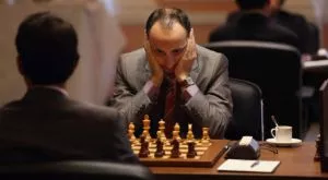 Веско Топалов тръгна със загуба в Лондон