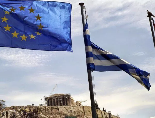 МнВР: Има масово теглене от банкоматите в Гърция, носете пари в брой