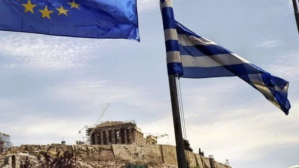 МнВР: Има масово теглене от банкоматите в Гърция, носете пари в брой