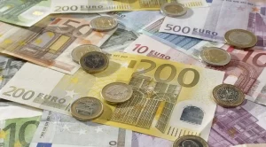 Еврото реализира леки печалби след първоначалния шок от гръцката сага