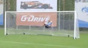 ВИДЕО: Абсурден Хълк - скъса мрежа със собствения си вратар