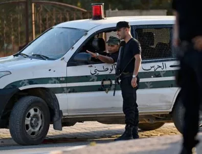 Тунис вдига стена по границата с Либия 