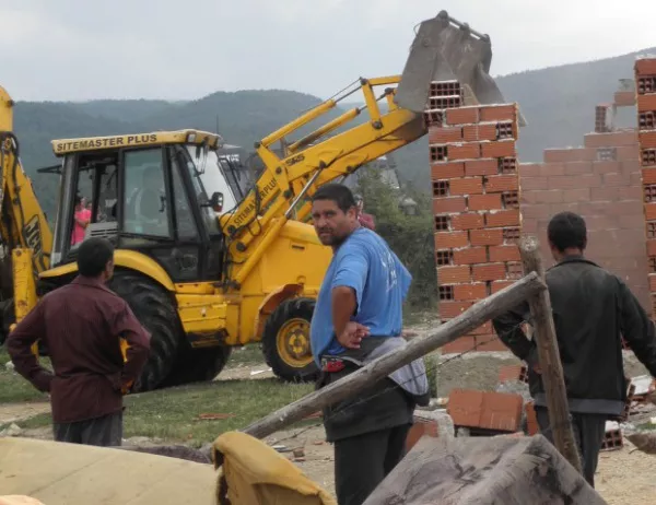 Премахнаха още 10 незаконни постройки в Асеновград