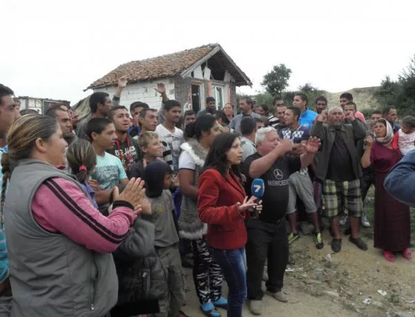 Ромите в Гърмен отказват да напуснат къщите си, викат Бойко на помощ